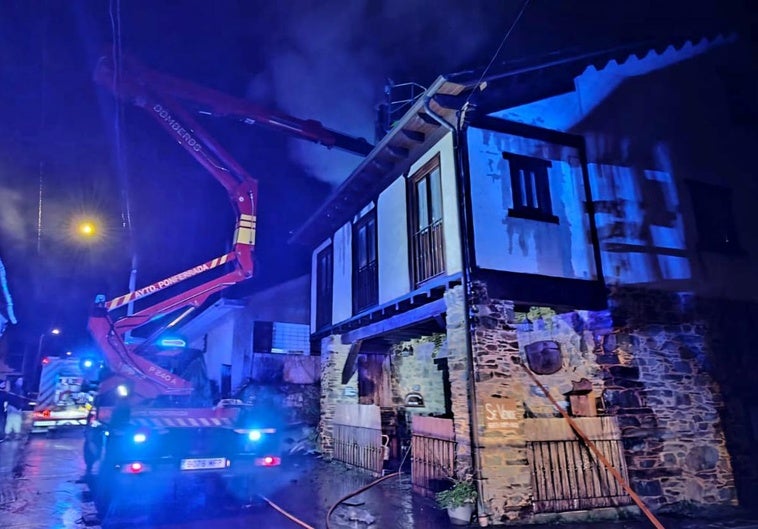 Un incendio destroza la cubierta de una vivienda de madera y pizarra en Valtuille